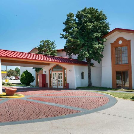 Howard Johnson By Wyndham Atlanta College Park Bagian luar foto